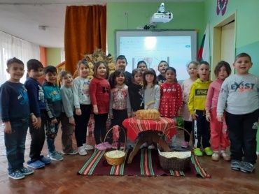 Днес при нас е весело! От сутринта се подаряваха мартенички с пожелание за здраве между деца и персонала ! А най- весело стана, когато децата си направиха концерт и получиха подаръци от добрата Баба Марта- мартенички чудни да сме ранобудни , бели и червен