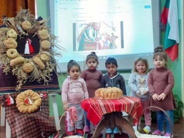 Днес при нас е весело! От сутринта се подаряваха мартенички с пожелание за здраве между деца и персонала ! А най- весело стана, когато децата си направиха концерт и получиха подаръци от добрата Баба Марта- мартенички чудни да сме ранобудни , бели и червен